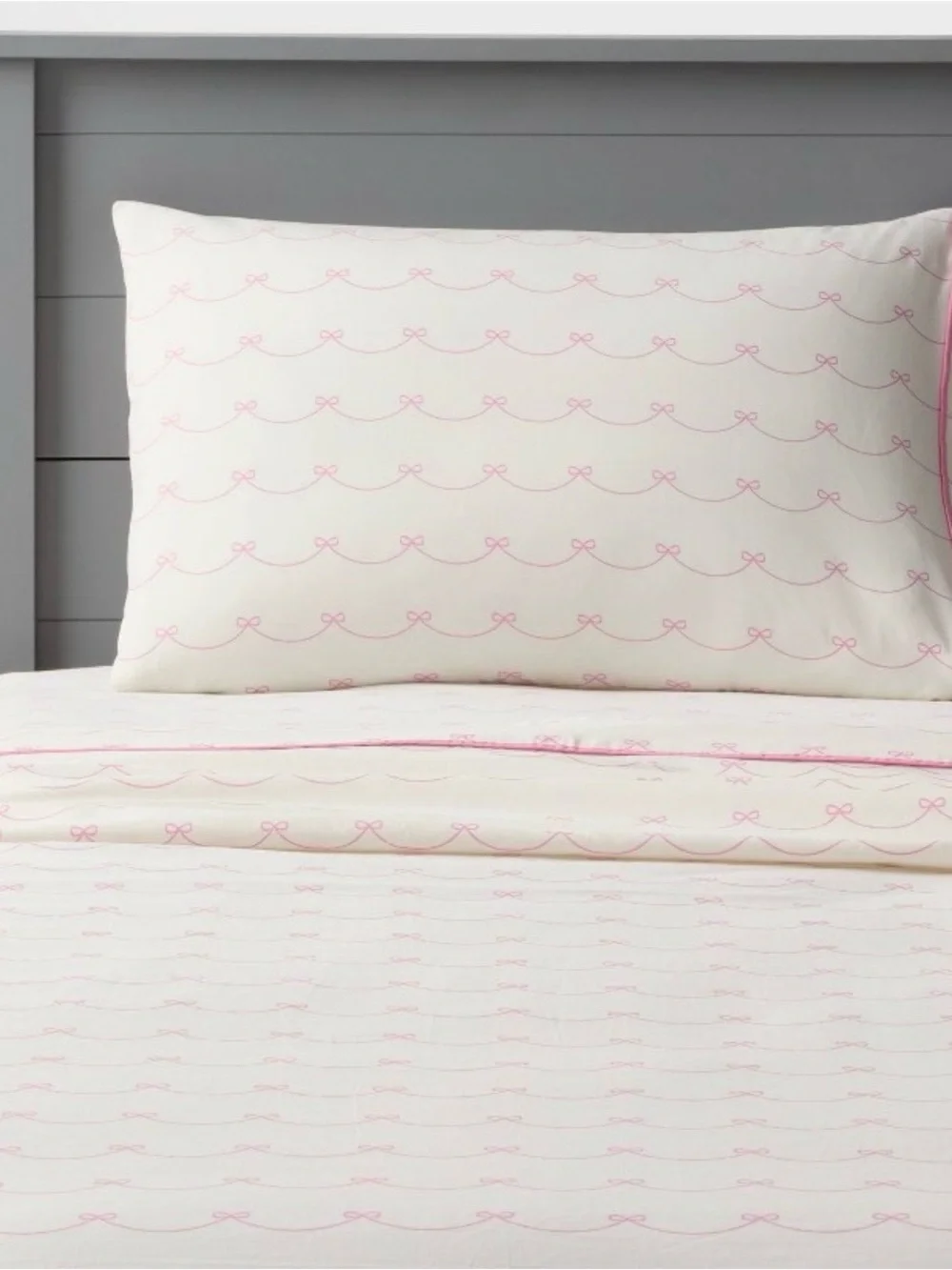 Pillowfort White Sheet with Pink Bow Scallop Print